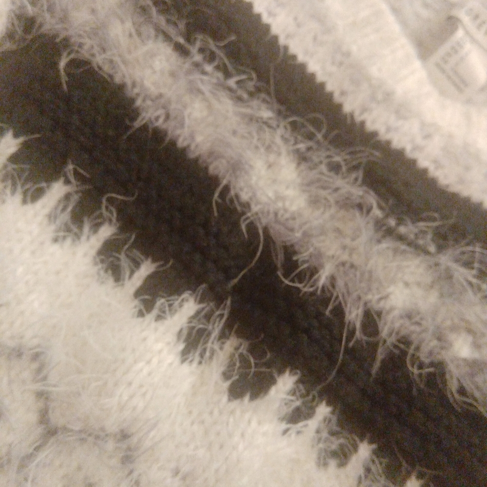 Forever 21 sweater color black grey and ivory